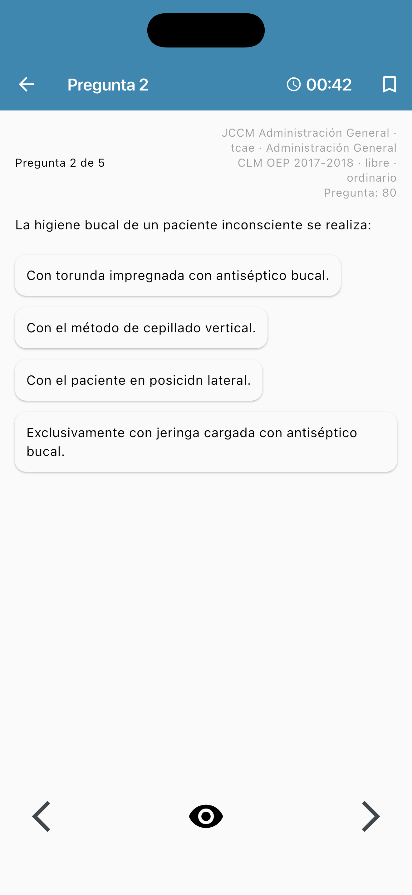 Captura real de OpeMeApp en iPhone: pregunta TCAE de Castilla-La Mancha sobre higiene bucal de un paciente inconsciente, con cuatro opciones